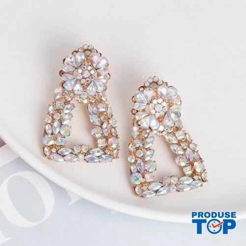 Cercei eleganti geometrici aurii cu floare si strasuri cu reflexii multicolore CW17