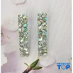 Cercei eleganti lungi argintii cu strasuri reflexii multicolore CW22