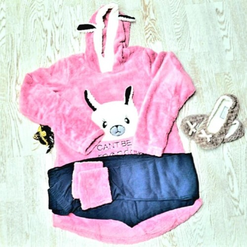 Pijama Cocolino din material pufos din doua piese cu pantaloni lungi si lama roz imprimat PJD036