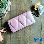 Portofel dama roz din material matlasat cu cusaturi fine geometrice  ACPT018