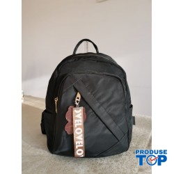 Rucsac fashion negru din material textil impermeabil si breloc fashion cu ursulet ACRD257