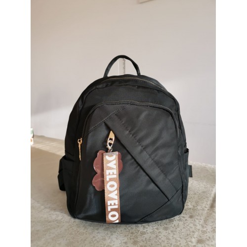 Rucsac fashion negru din material textil impermeabil si breloc fashion cu ursulet ACRD257