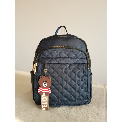 Rucsac fashion albastru din material textil impermeabil cusaturi fine geometrice si breloc fashion cu ursulet ACRD258