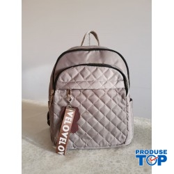 Rucsac fashion argintiu din material textil impermeabil cusaturi fine geometrice si breloc fashion cu pisicuta ACRD258