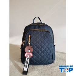 Rucsac fashion albastru din material textil impermeabil cusaturi fine geometrice si breloc fashion cu ursulet ACRD259