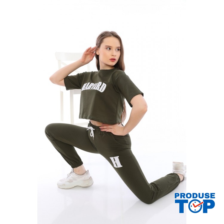 Trening Dama sport casual kaki compus din tricou scurt si pantaloni de trening cu talie inalta College TND021 Trening Dama sport casual kaki compus din tricou scurt si pantaloni de trening cu talie inalta College TND021
