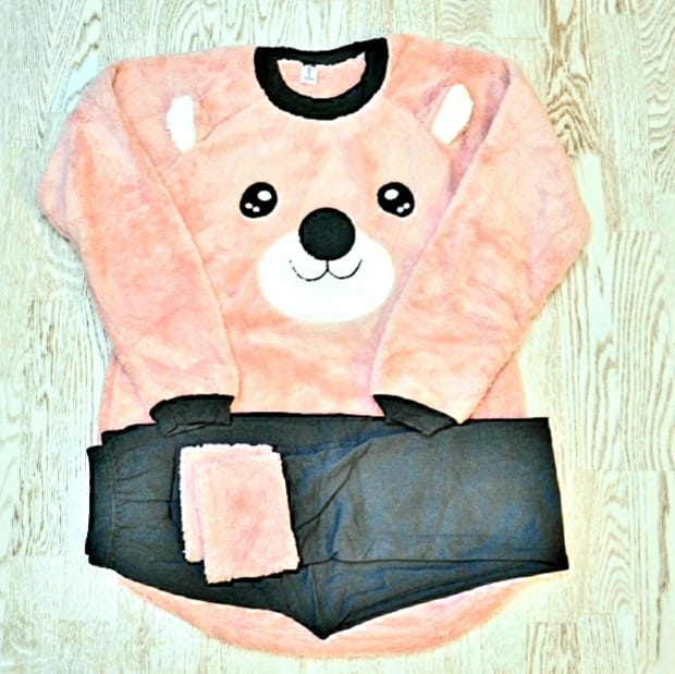Pijama Cocolino din material pufos din doua piese cu pantaloni lungi si ursulet roz imprimat PJD036