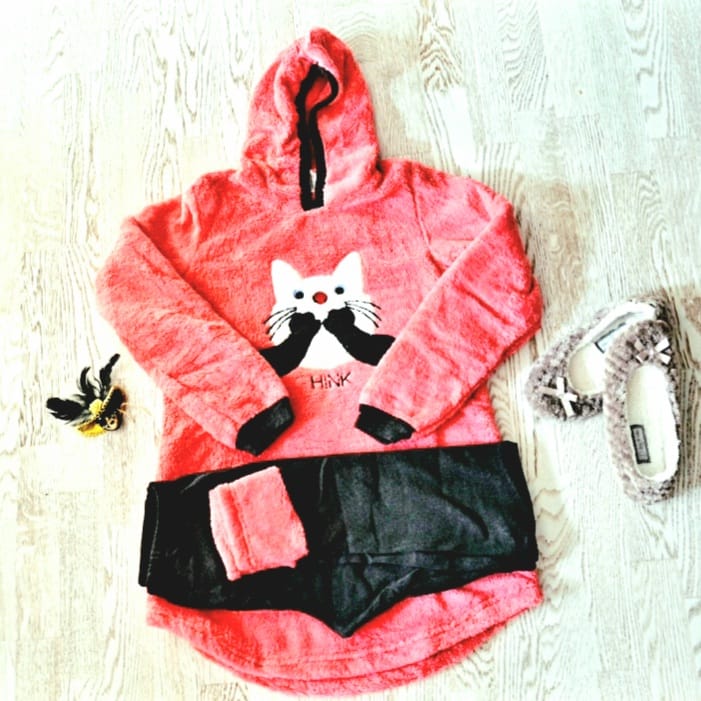 Pijama Cocolino din material pufos din doua piese cu pantaloni lungi si pisicuta rosie imprimata PJD036