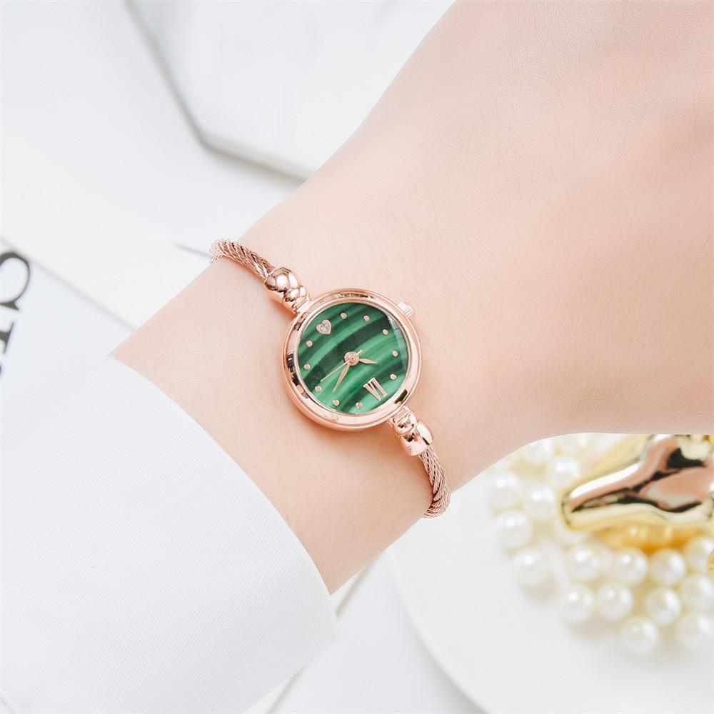 Ceas Dama Fashion tip Bratara cu cadran verde si detalii aurii Gold CDQZ064